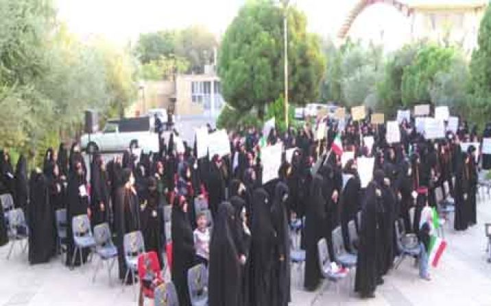 دختران دانشجو در قم تجمع کردند دختران دانشجو در قم تجمع کردند